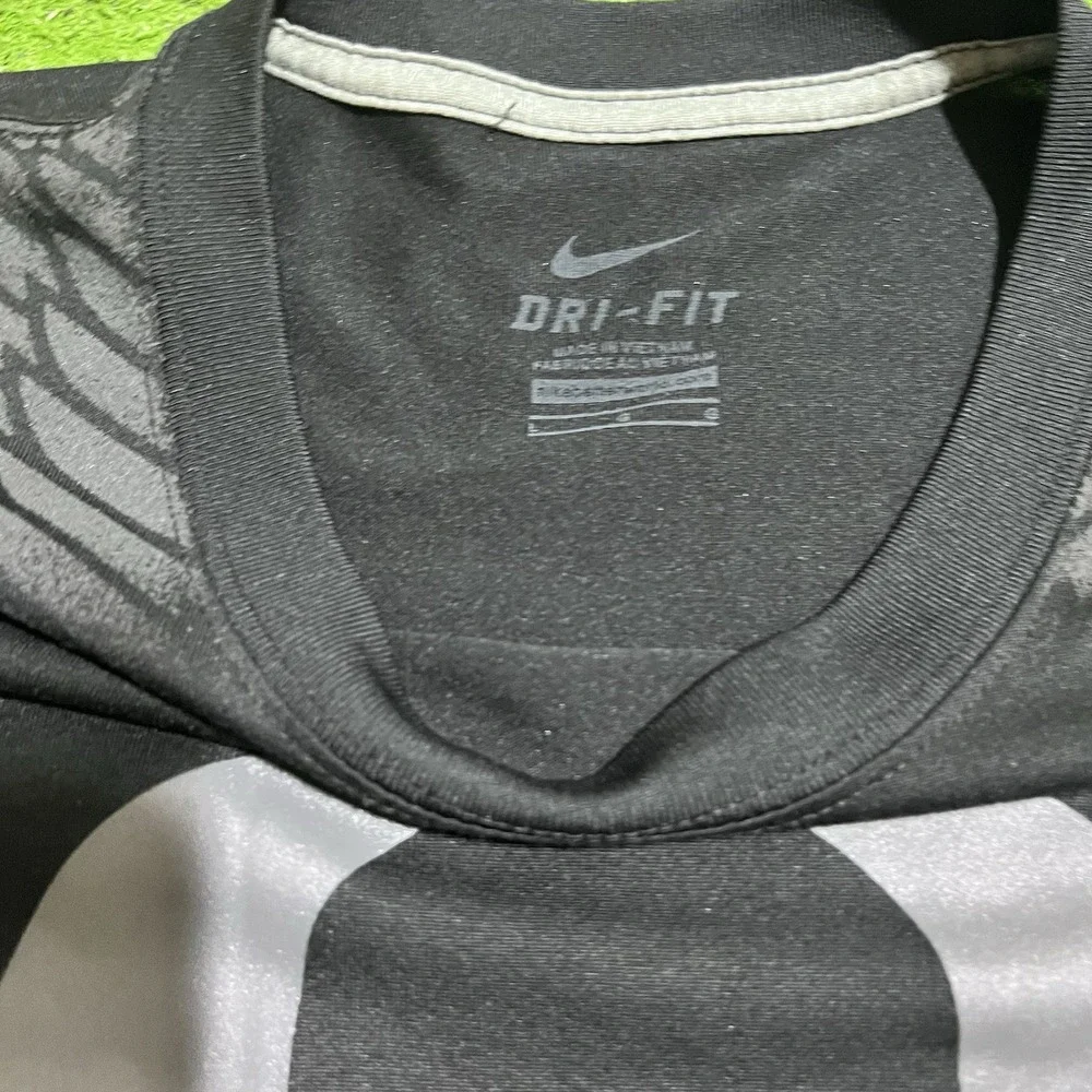 Oregon Ducks Team Issue Shirt LG Nike DriFit ‎ Silver O On Black Shoulder Wings